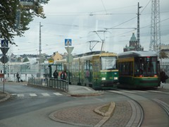 Skoda 436 und Valmet 102 begegnen sich an der Station Olympiatermimaall. Hier findet ein Linienwechsel statt. Der Skodazug kam als Linie 3 und fhrt weiter als Linie 3. Folgen wir ihr....