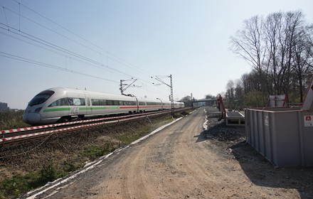 Richtung Bockenheim geblickt ist im April 2020  nichts weiter wie eine Baustraße zu sehen.