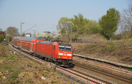 Ein RE aus Kassel bespannt mit einer E 146.....