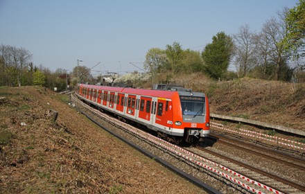 Ein ET 423 der S-Bahn Rhein-Main auf der Linie S6 zum Südbahnhof