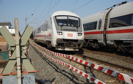 Begegnung Fernverkehr 2020 auf der Main Weser Bahn am Bü Lachegraben