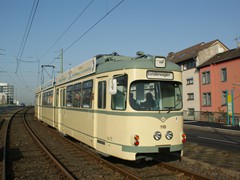 Einst ein alltgliches Bild. Ein O-Wagen verlsst die Station Schnhof als Linie 18