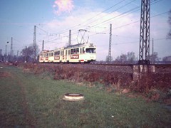 Ein MTmt Zug in Hhe der VDM Werke in Heddrnheim