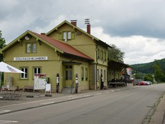 Der Bahnhof von der Straßenseite.
