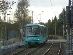 Ein Zug der Linie U2 fhrt in die Station Kalbach ein