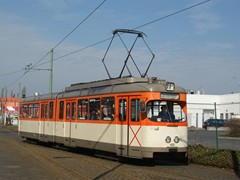M von der Seite mit Tren an der Hugo-Junkers Srae die ehm. Neckermann-Bahn-Haltestelle.
