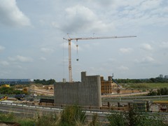Der Brckenpfeiler auf dem Mittelstreifen der Autobahn A661