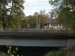 Die alte Brcke ber den Urselbach. Im Hintergrund ist die neue Streckenfhrung zu erkennen.