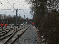 Eine Betriebsunterbrechung der Linien U1 und U3 war notwendig um mit groem Personalaufwand den Anschlu der neuen Gleise an die bestehenden Strecken zu ermglichen.
