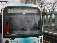 Am 12.12.2010 fuhr die OB Petra Roth den Erffnungszug der Riedbergbahn auf den Riedberg.