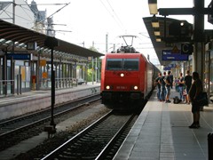 185 588 1 schleppt einen Kesselwagenzug durch den Mainzer Hauptbahnhof