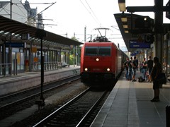 E185 588-1 durchfährt mit einem Kesselzug den Mainzer Hauptbahnhof