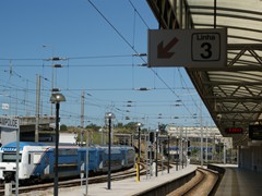 Ein blauer Zug der Fertagus Bahn-Gesellschaft Richtung Sden