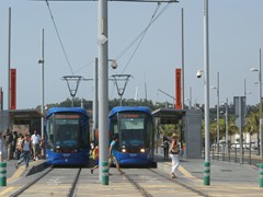 Zwei Züge der Linie 1 nach La Trinidad, dem anderen Ende der Linie 1