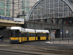 Ein Zug der Lnie M5 verlsst den Bahnhof Friedrichstrae Richtung Hackscher Markt