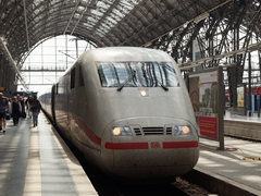 Ein "sommerlicher ET 401 in Frankfurt Hauptbahnhof