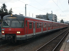 2013 begann der Abschied der ET 420 von der Linie S3 der S-Bahn Rhein-Main.
Hier verlässt ET420 832-8 Rödelheim