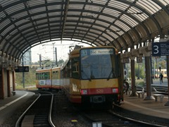 Ein Zug der Linie S1 verlsst "Karlsruhe Albtalbahnhof" Richtung Ettlingen