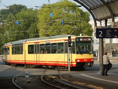 Ein Eilzug der Linie S11 verlsst das Karlsruher Strassenbahnnetz und fhrt in den Albtal-Bahnhof ein. Das T signalisiert, dass hier ein anderes Stromnetz beginnt.