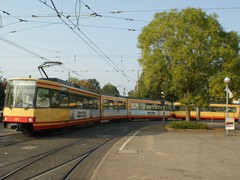 Vom Karlruher Strassenbahnnetz fhrt ein scharfer Gleisbogen in den Albtalbahnhof...