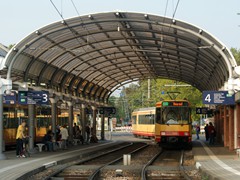 Linie S1 verlsst den Albtalbahnhof Richtung Neureut via Karlsruhe Hauptbahnhof