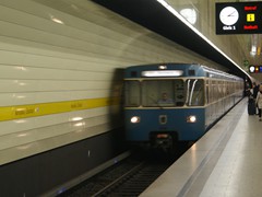 Ein  Typ-A Zug der Linie U5 2016 am Stachus
