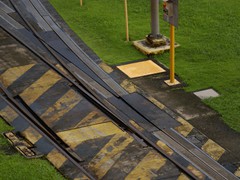 Das mittlere Gleis dient der Rckfhrung der Loks und hat keine Zahnstange. Dort knnen normale Weichen genutzt werden.